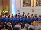 Děti ze základní školy anglikánské církve zpívají britské královně Alžbětě II....