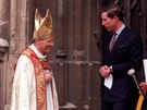 Bývalý biskup Peter Ball společně s britským princem Charlesem na snímku z roku...