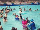 Muslimky si na protest oblékly do veřejného plaveckého bazénu burkiny...