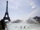 Lidé se chladí ve fontáně před Eiffelovou věží. (25. června 2019)