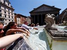 Lidé se v horkém poasí chladí ve fontán v italském ím. (25. ervna 2019)