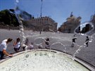 Lidé se v horkém poasí chladí ve fontán v italském ím. (25. ervna 2019)