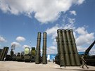 Ruské protiletadlové raketové systémy S-300 (R) a S-400 (L) na vojenské...