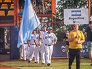Hrái Argentiny nastupují na hit bhem slavnostního zahajovacího ceremoniálu.