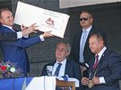 Prezident Milo Zeman se v Bystici nad Perntejnem podepsal do pamtní knihy,...