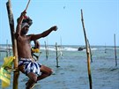 Na Srí Lance rybái ekají na hejna ryb pímo nad vodní hladinou, na klech...