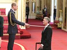 Princ William vyznamenal v Buckinghamském paláci Michaela Palina rytířským...