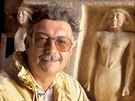 Profesor Betislav Vachala ped fragmenty výzdoby hrobky Meriheriefa, které...