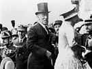 Americký prezident Woodrow Wilson (uprosted) pichází v doprovodu manelky na...