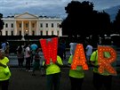 Před Bílým domem protestují lidé proti válce v reakci na napětí mezi USA a...