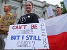 Češi, kteří se v Londýně na dálku připojili k protestům na Letné.