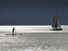 Mu stojí na paddle boardu nedaleko lodi na nmeckém jezee Ammersee. (26....