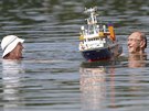 Postarí pár se koupe v jezee v nmeckém Ertingenu. (26. ervna 2019)