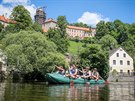 V Romberku nad Vltavou plují vodáci pod hradem, který se tyí nad ekou. Je...