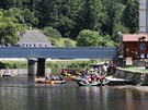 V Ro�mberku nad Vltavou �ek� vod�ci zpest�en� v podob� jezu.