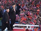 Vůdce KLDR Kim Čong-un (vlevo) a čínský prezident Si Ťin-pching (vpravo) mávají...
