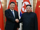 ínský prezident Si in-pching (vlevo) si tese rukou se severokorejským vdcem...