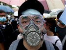 Demonstrant má na sob plynovou masku pro pípad zasaení slzným plynem.