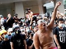 Demonstranti protestují ped policejním sídlem v Hongkongu.