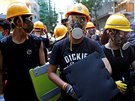 Demonstranti na sob mají helmy, masky a dalí ochranu bhem protest v...