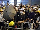 Demonstrant hází vejce na policejní sídlo v Hongkongu.
