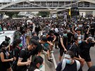 Demonstranti blokují cestu v prbhu hongkongských protest.