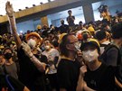 Demonstranti protestují ped sídlem policejních sloek v Hongkongu.