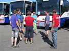 Skupina �idi�� m� za �kol p�ekonat s autobusy Iveco dlouhou cestu na v�chod...