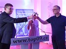 Zleva pedseda TOP 09 Jií Pospíil a jeho pedchdce Miroslav Kalousek na...