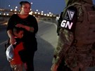 Písluníci mexických ozbrojených sil hlídkují na mexicko-americké hranici u...
