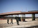 Písluníci mexických ozbrojených sil hlídkují na mexicko-americké hranici u...