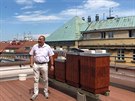 Zkušený včelař Augustin Uváčik u včelínů na střeše Státní veterinární správy ve...