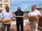 Pět střešních včelstev na konci června odevzdává po roce svůj první med. Vlevo...
