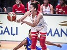 Romana Hejdová (v bílém) v utkání eských basketbalistek proti védsku na...