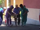 Snímky z videa Rádia Svobodná Evropa ukazují zasahující nemocniční personál po...