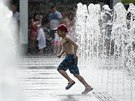 Chlapec si uívá vody v horkém lét v Moskv (22. 6. 2019)