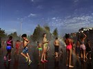 Děti si užívají vody během letního vedra v Madridu (26. 6. 2019)