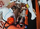 Nemocný migrant z lodi Sea Watch 3, kterého italtí zdravotníci evakuují na...