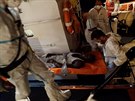 Nemocný 22letý migrant z lodi Sea Watch 3, kterého italtí zdravotníci evakuují...