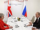 Poměrně chladné setkání britské premiérky Theresy Mayové a ruského prezidenta...