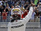 Lewis Hamilton  z Mercedesu zdraví po výhe v kvalifikaci Velké ceny Francie...