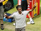 výcarský tenista Roger Federer se raduje z postupu do finále tirnaje v Halle.