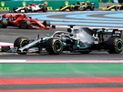 Lewis Hamilton z Mercedesu následovaný Valtterim Bottasem pi píjezdu na start...