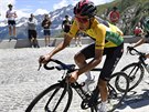 Kolumbijský cyklista Egan Bernal v ele pelotonu v závrené etap závodu Kolem...