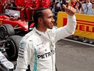 Lewis Hamilton se raduje z Mercedesu po vítzné Velké cen Francie F1.