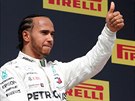 Vítz Lewis Hamilton (vlevo) a tetí mu Velké ceny Francie  Charles Leclerc na...