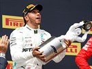 Lewis Hamilton (uprosted) se raduje na stupních vítz z triumfu ve Velké cen...