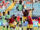 Nigerijský fotbalista Kenneth Omeruo (ve výskoku) stílí gól v zápase s Guineou.