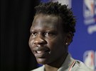 Bol Bol hovoí s novinái ped draftem NBA.