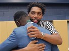 Jahlil Okafor (elem) vítá Ziona Williamsona v týmu New Orleans.